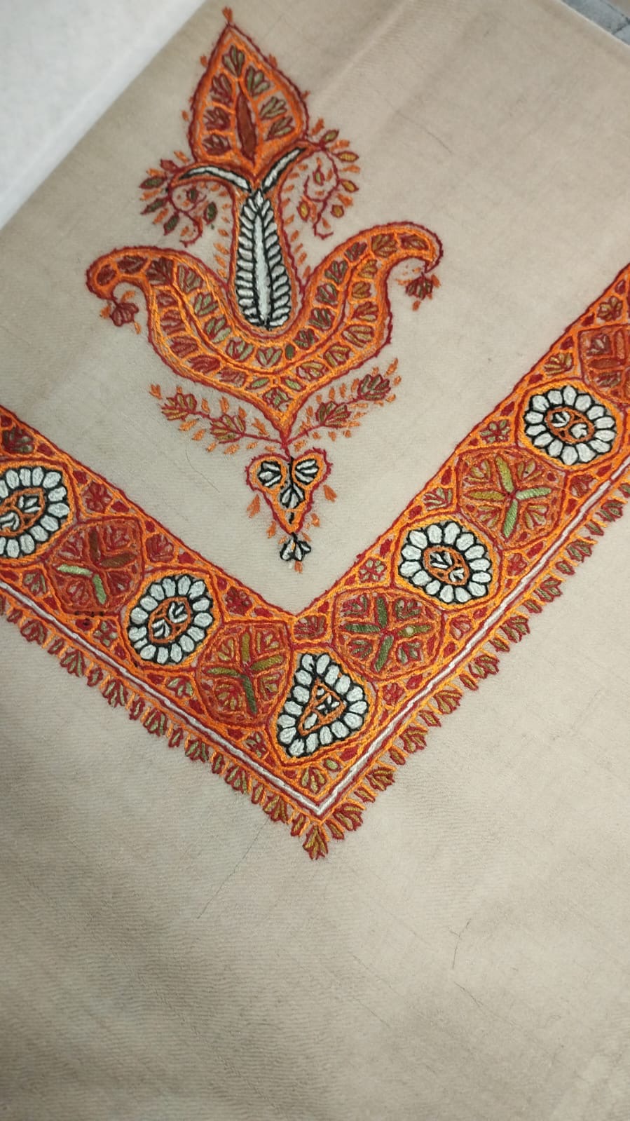 Zinjafr Kashmiri pashmina ghutra corner seen on the diagonal, the border meeting in a point below the motif