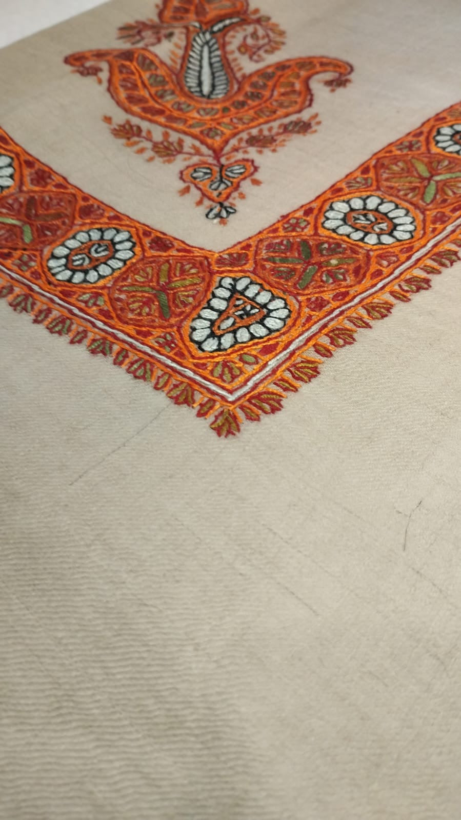 Close-up of the Zinjafr Kashmiri pashmina ghutra corner motif and sozni border