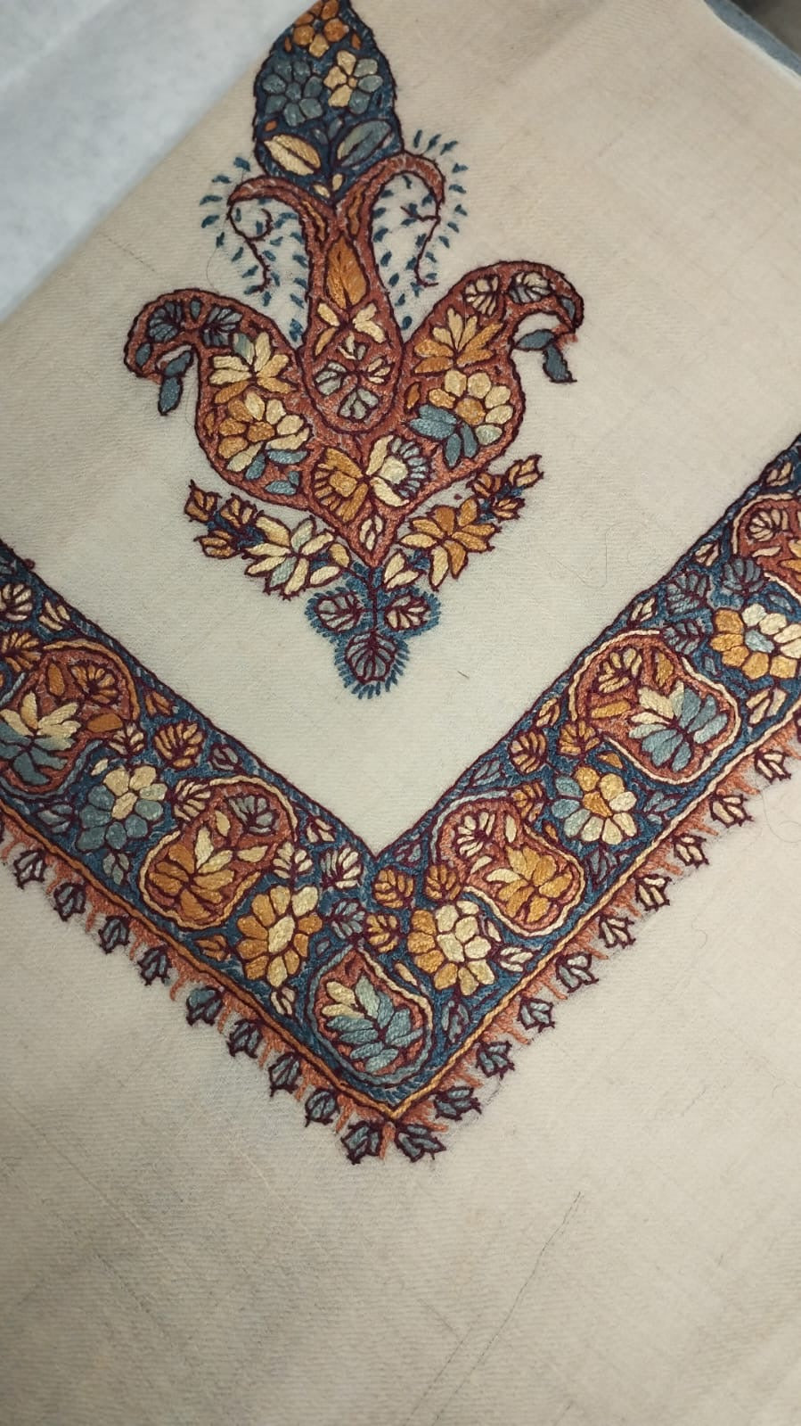 Wasma Kashmiri pashmina ghutra corner seen on the diagonal, the border meeting in a point below the motif