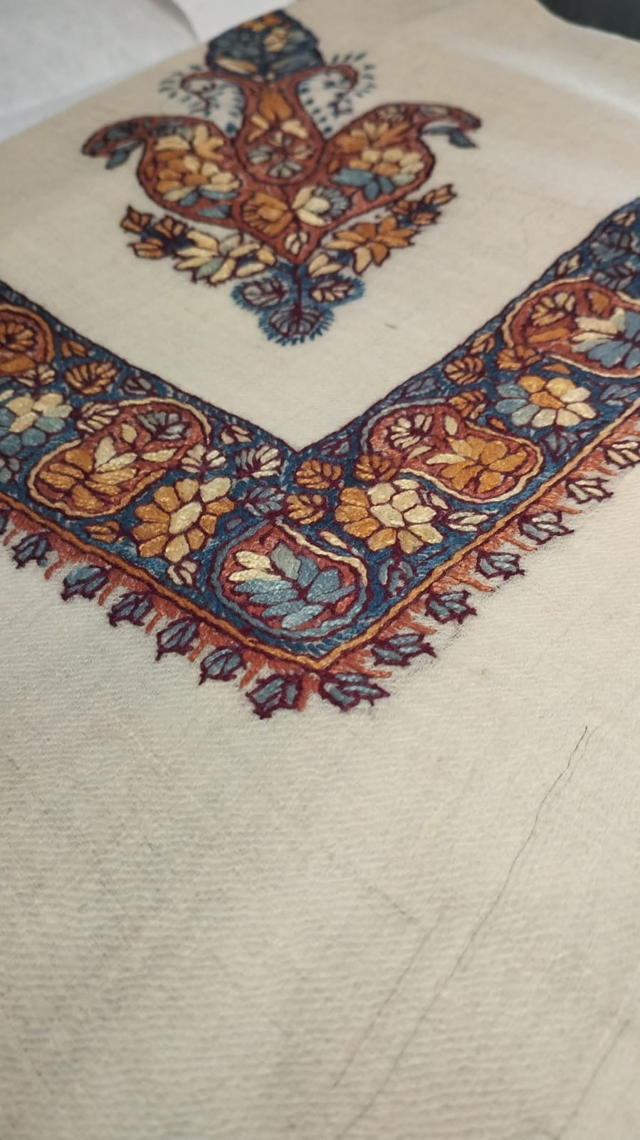 Close-up of the Wasma Kashmiri pashmina ghutra corner motif and sozni border