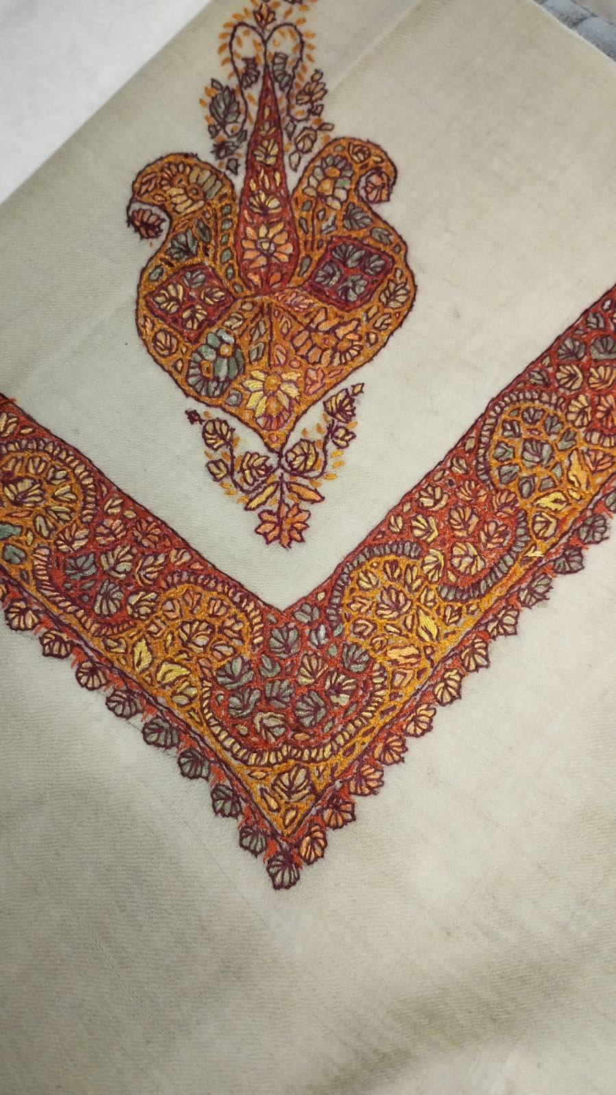 Kharif Kashmiri pashmina ghutra corner seen on the diagonal, the border meeting in a point below the motif