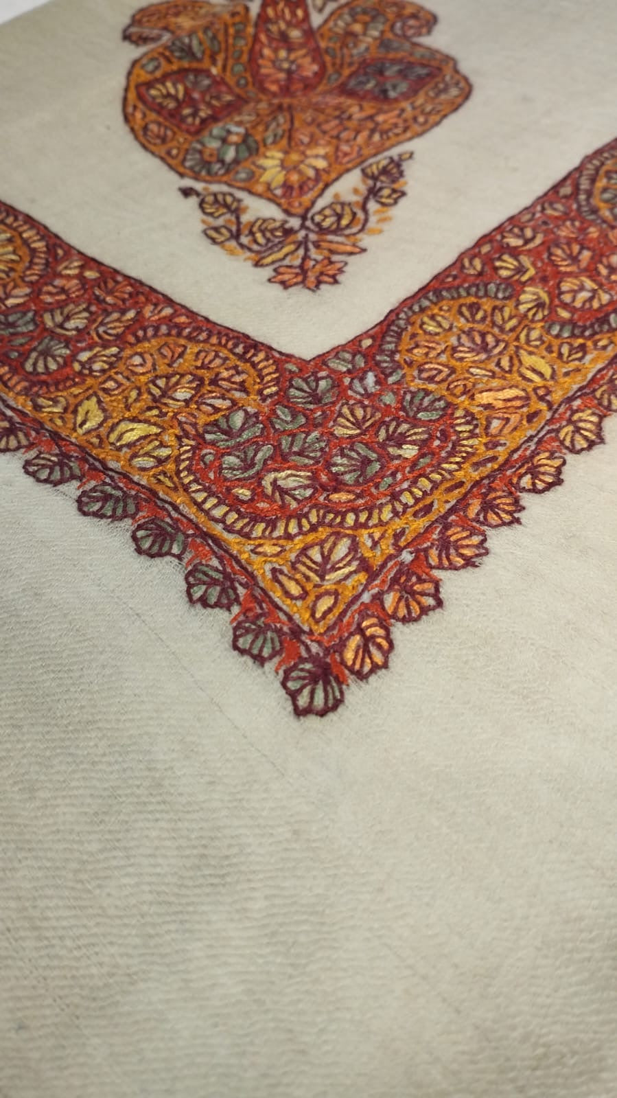Close-up of the Kharif Kashmiri pashmina ghutra corner motif and sozni border