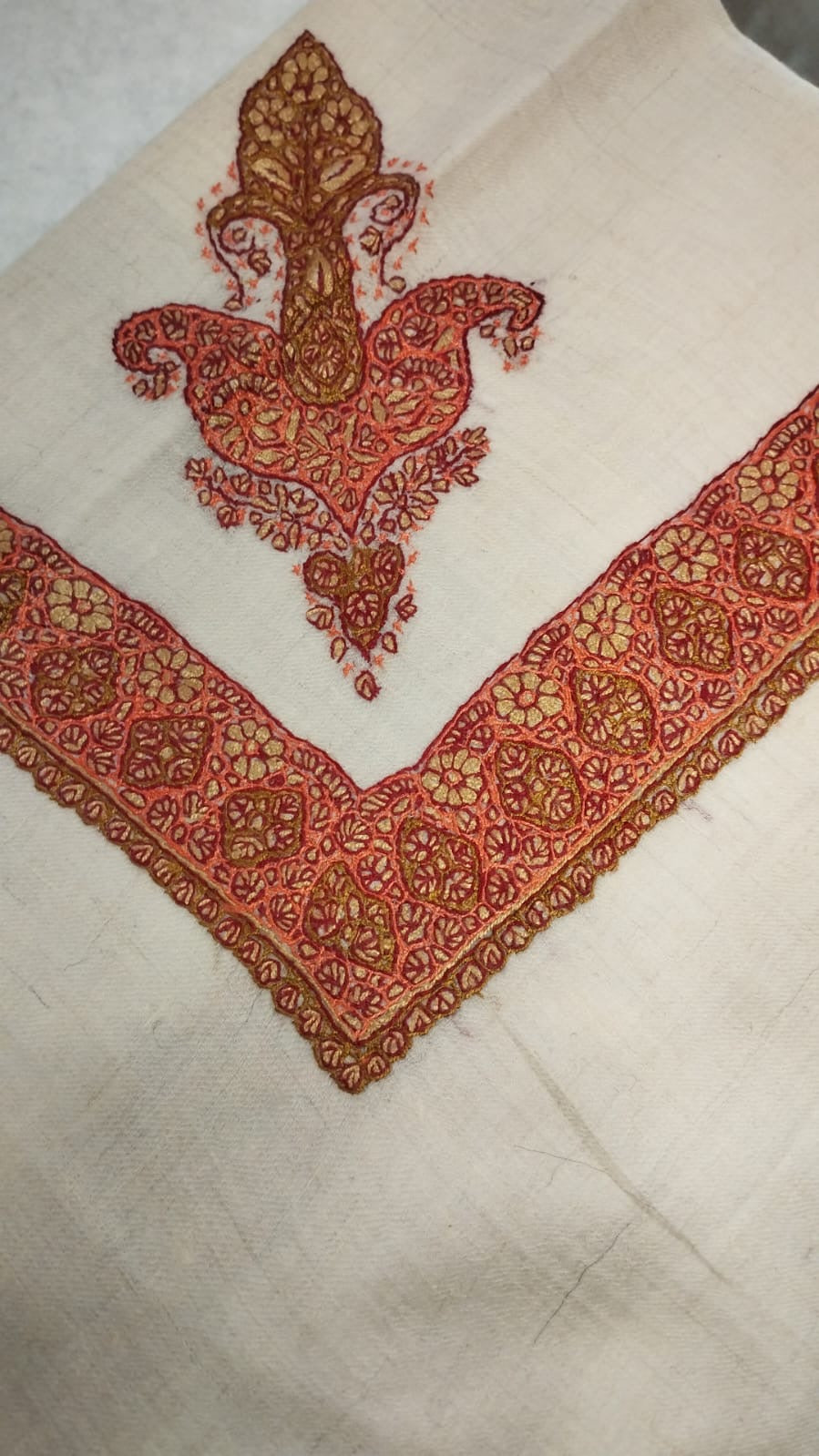 Mughra Kashmiri pashmina ghutra corner seen on the diagonal, the border meeting in a point below the motif