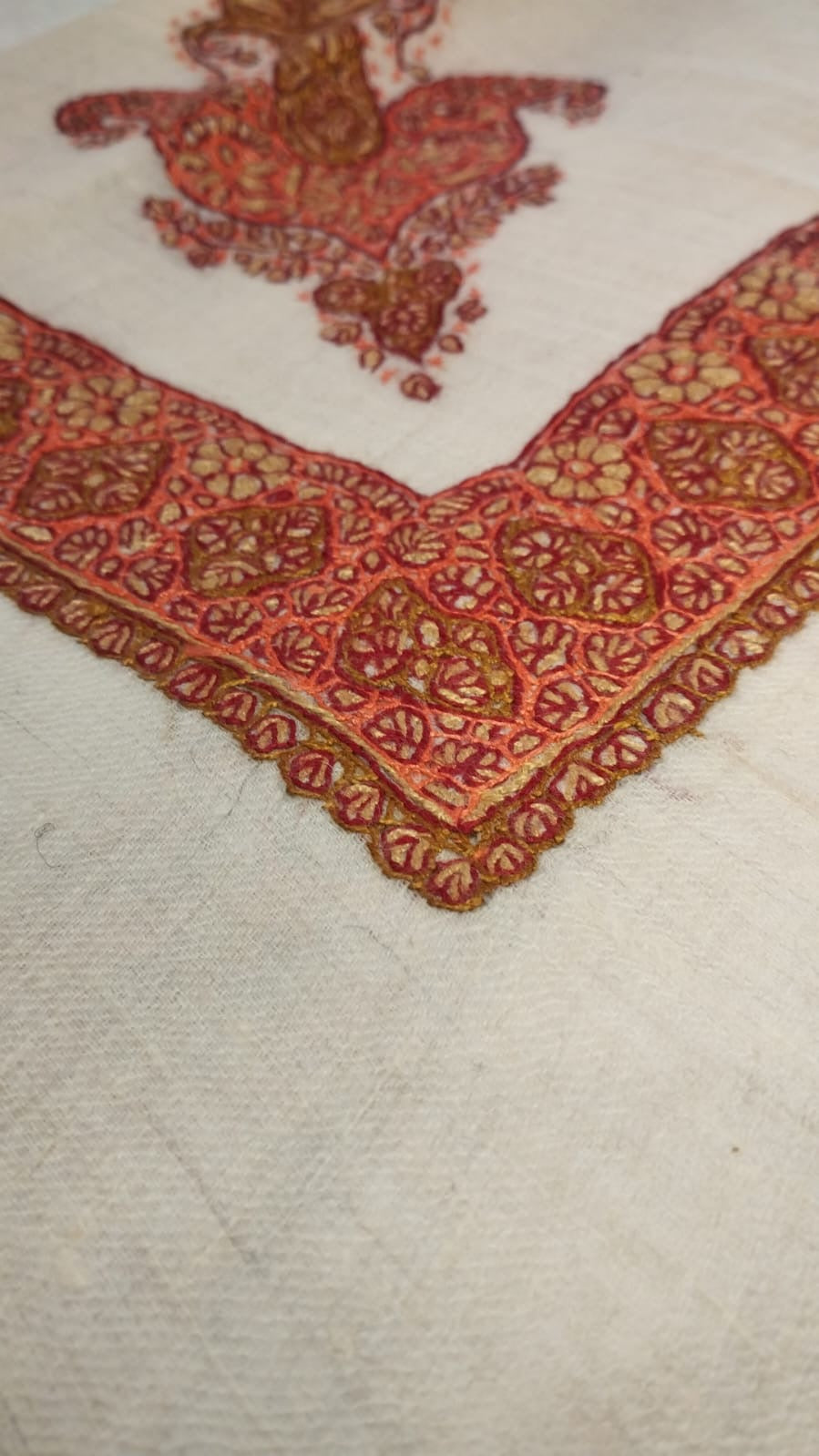 Close-up of the Mughra Kashmiri pashmina ghutra corner motif and sozni border
