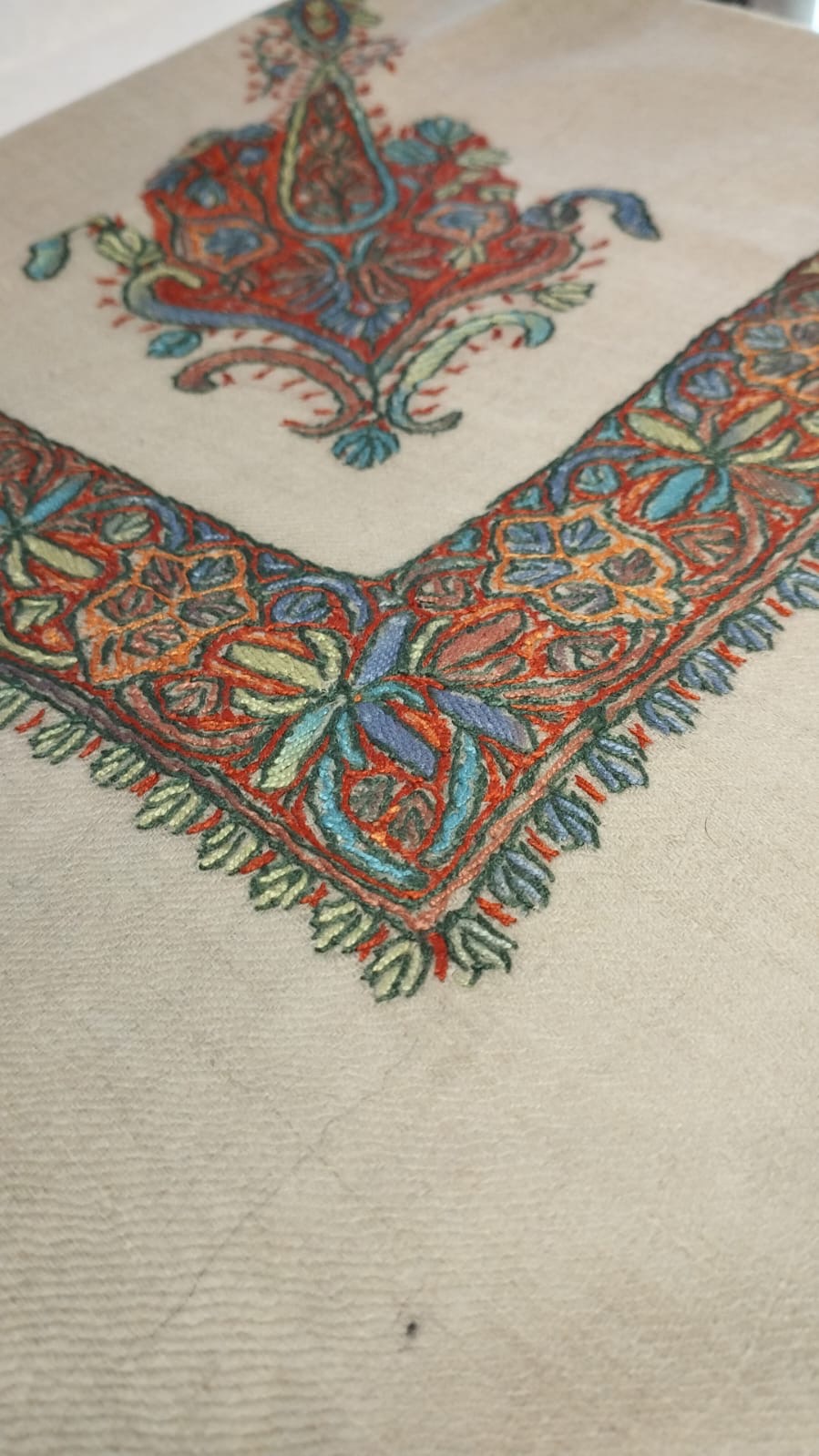 Close-up of the Qaws Kashmiri pashmina ghutra corner motif and sozni border