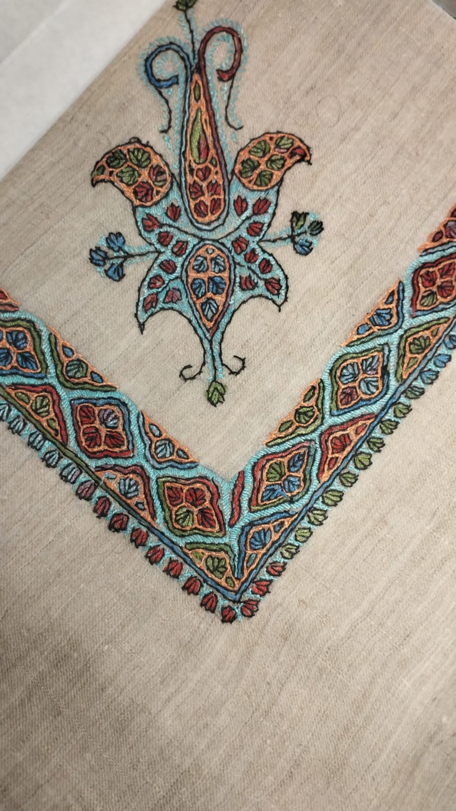 Zellij Kashmiri pashmina ghutra corner seen on the diagonal, the border meeting in a point below the motif