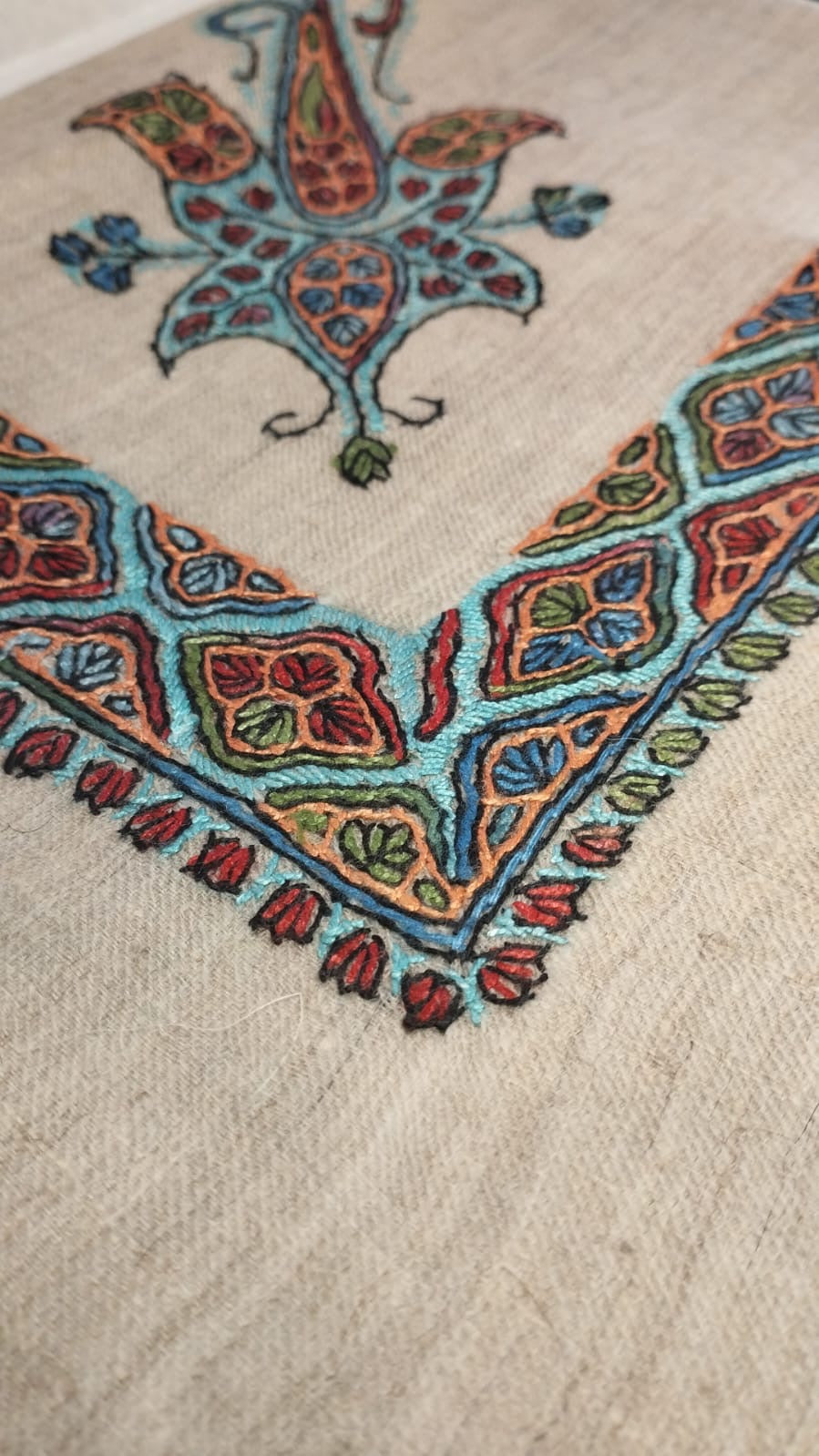 Close-up of the Zellij Kashmiri pashmina ghutra corner motif and sozni border