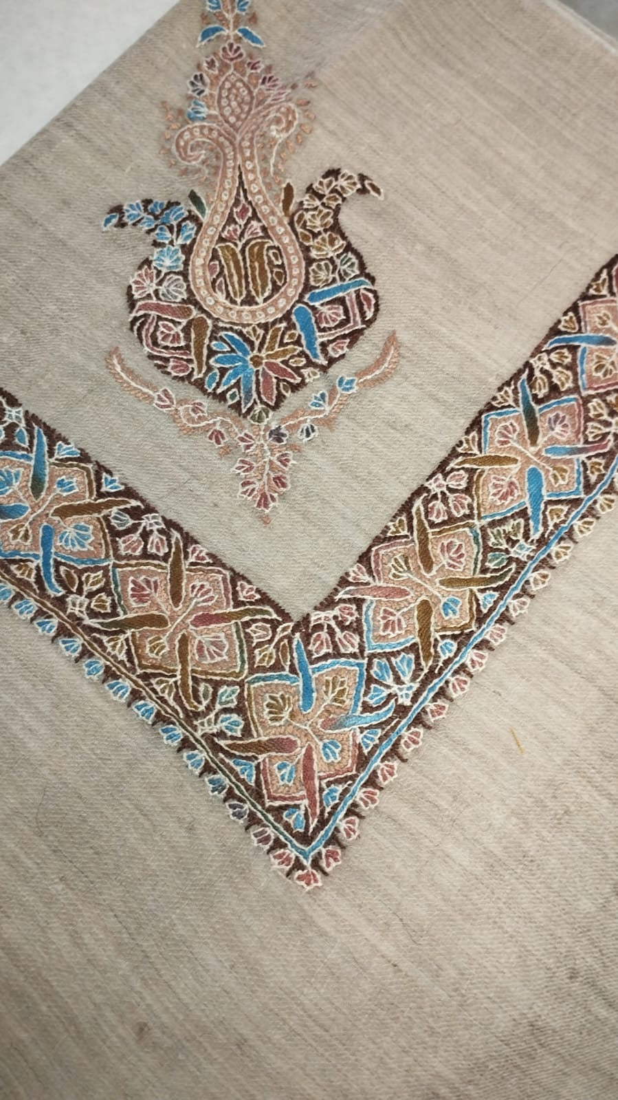 Bunduq Kashmiri pashmina ghutra corner seen on the diagonal, the border meeting in a point below the motif