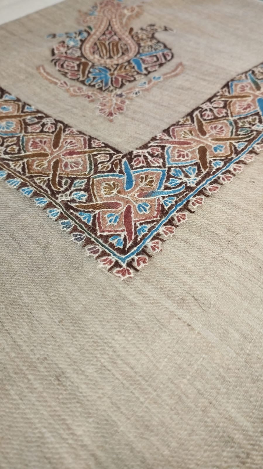 Close-up of the Bunduq Kashmiri pashmina ghutra corner motif and sozni border