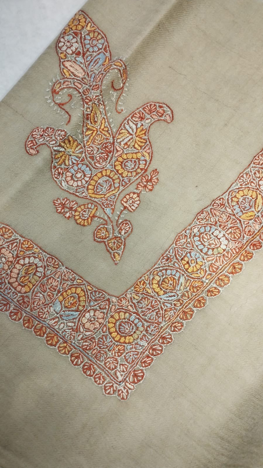 Usfur Kashmiri pashmina ghutra corner seen on the diagonal, the border meeting in a point below the motif