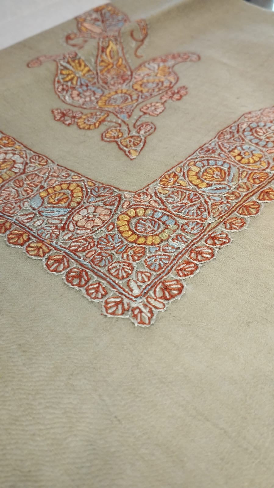 Close-up of the Usfur Kashmiri pashmina ghutra corner motif and sozni border