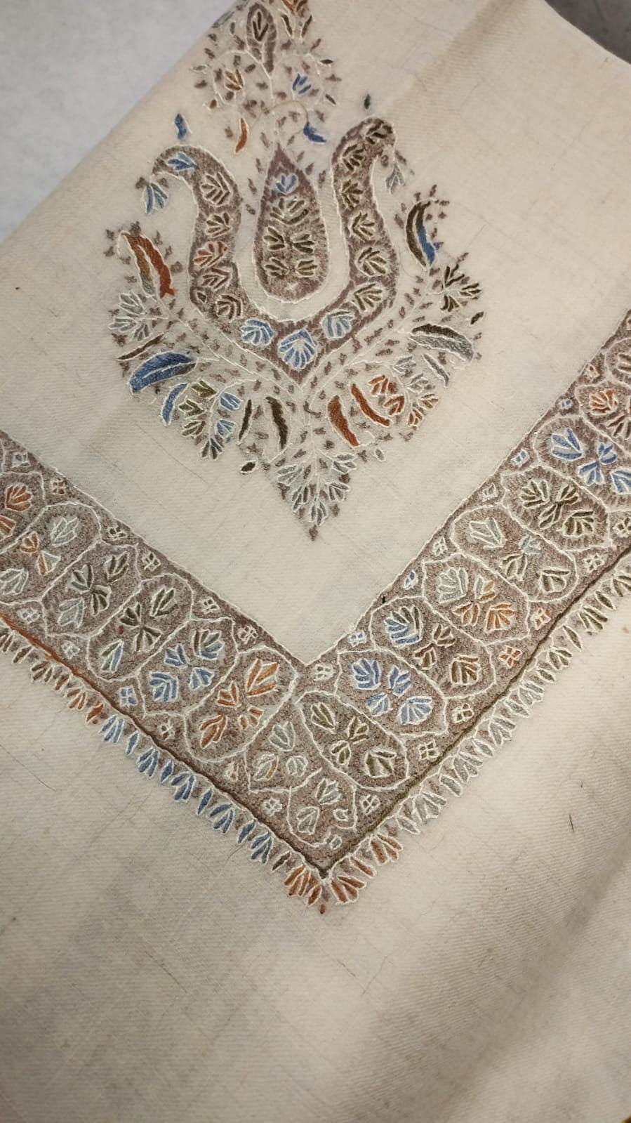 Hubara Kashmiri pashmina ghutra corner seen on the diagonal, the border meeting in a point below the motif