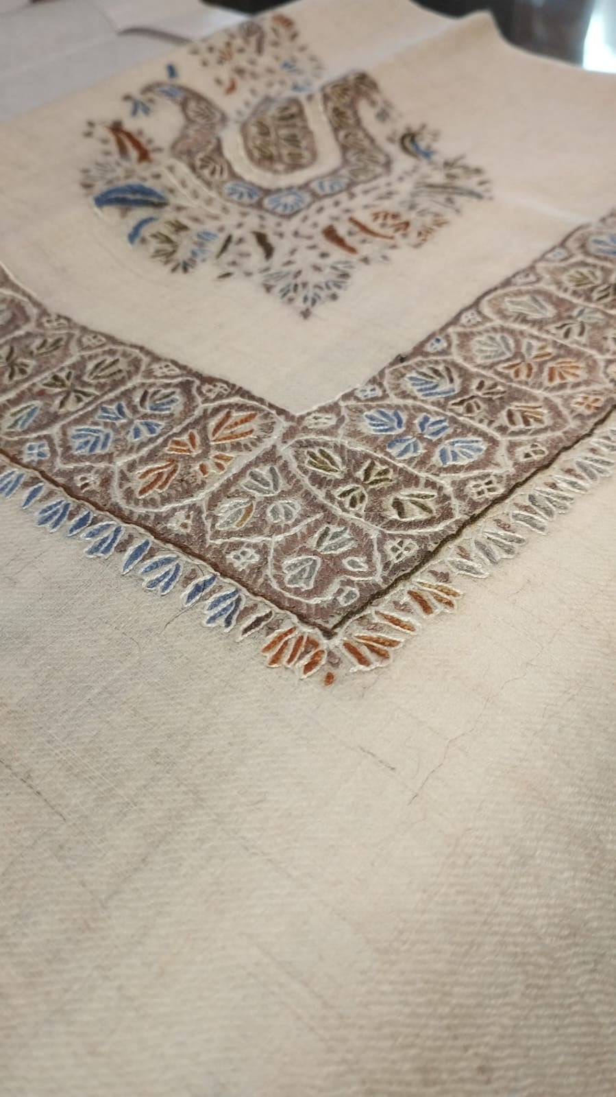 Close-up of the Hubara Kashmiri pashmina ghutra corner motif and sozni border