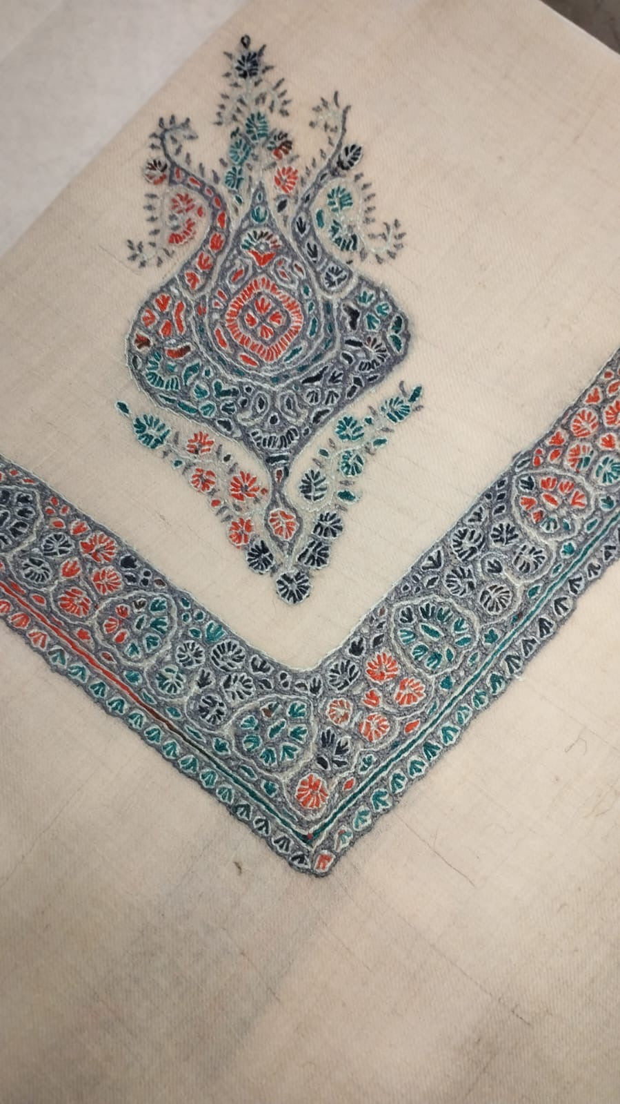 Shaheen Kashmiri pashmina ghutra corner seen on the diagonal, the border meeting in a point below the motif
