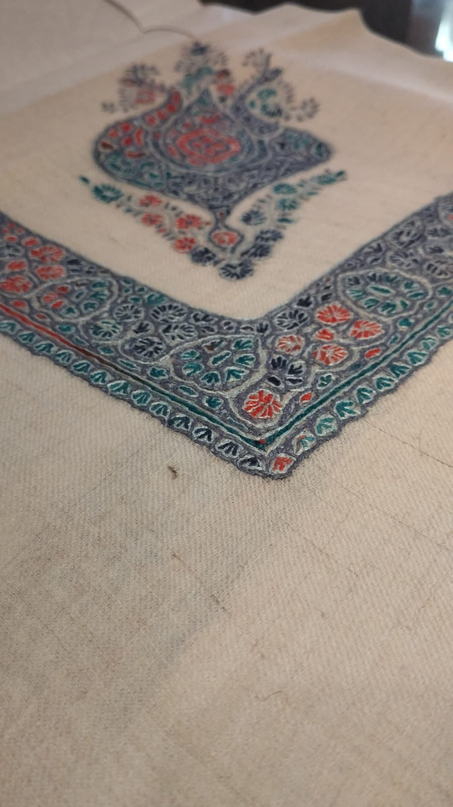 Close-up of the Shaheen Kashmiri pashmina ghutra corner motif and sozni border