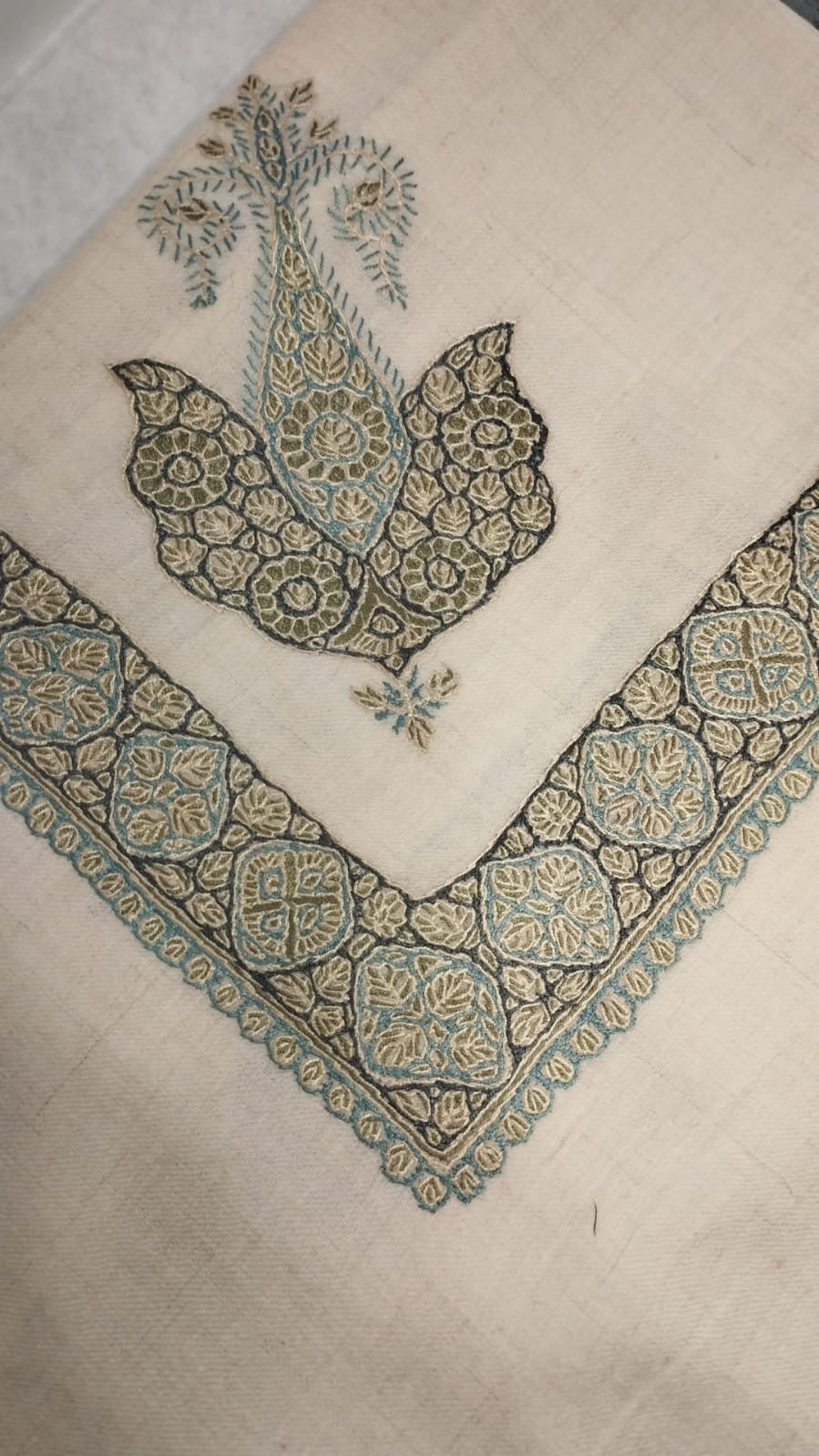 Lablab Kashmiri pashmina ghutra corner seen on the diagonal, the border meeting in a point below the motif
