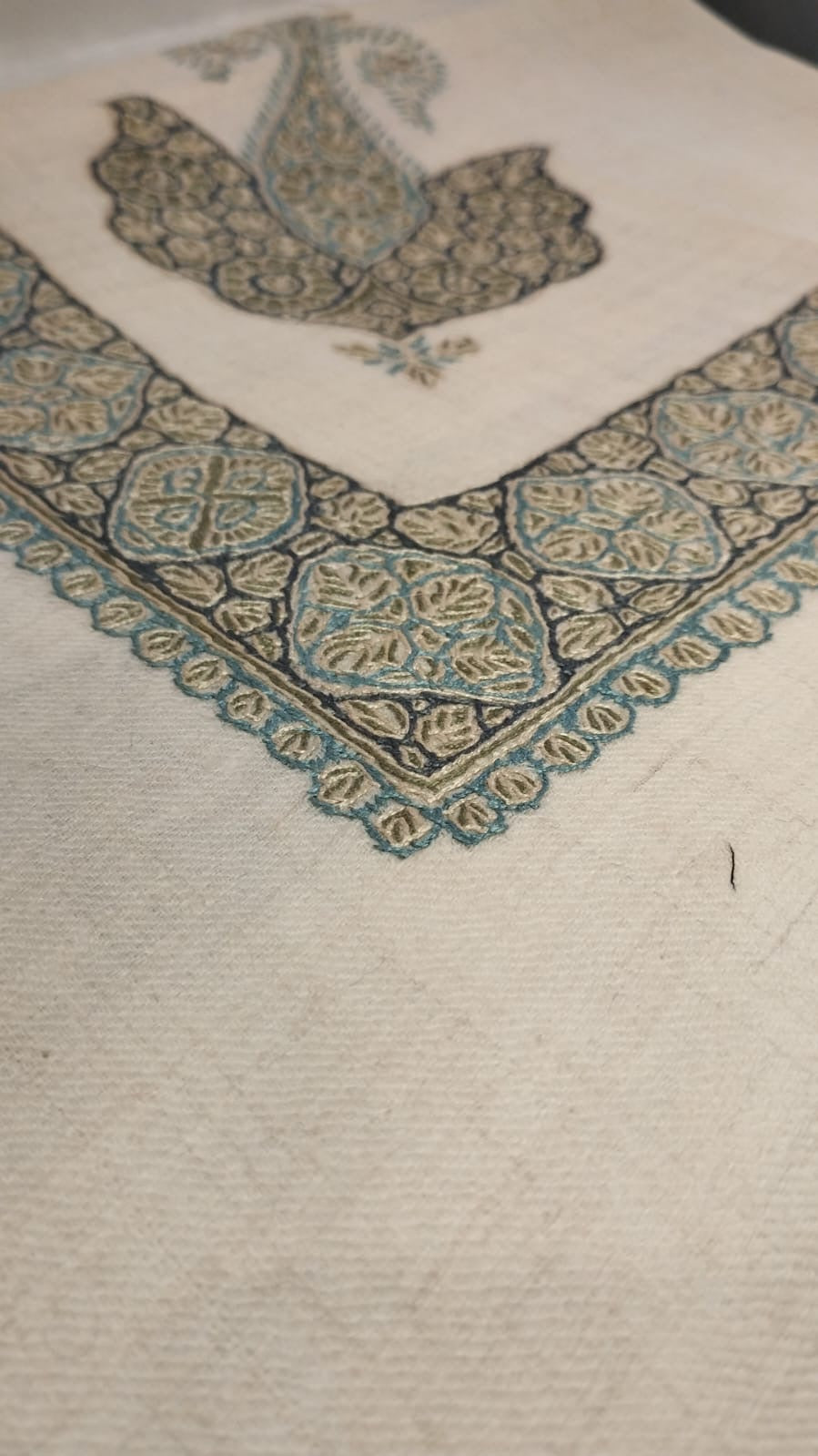 Close-up of the Lablab Kashmiri pashmina ghutra corner motif and sozni border