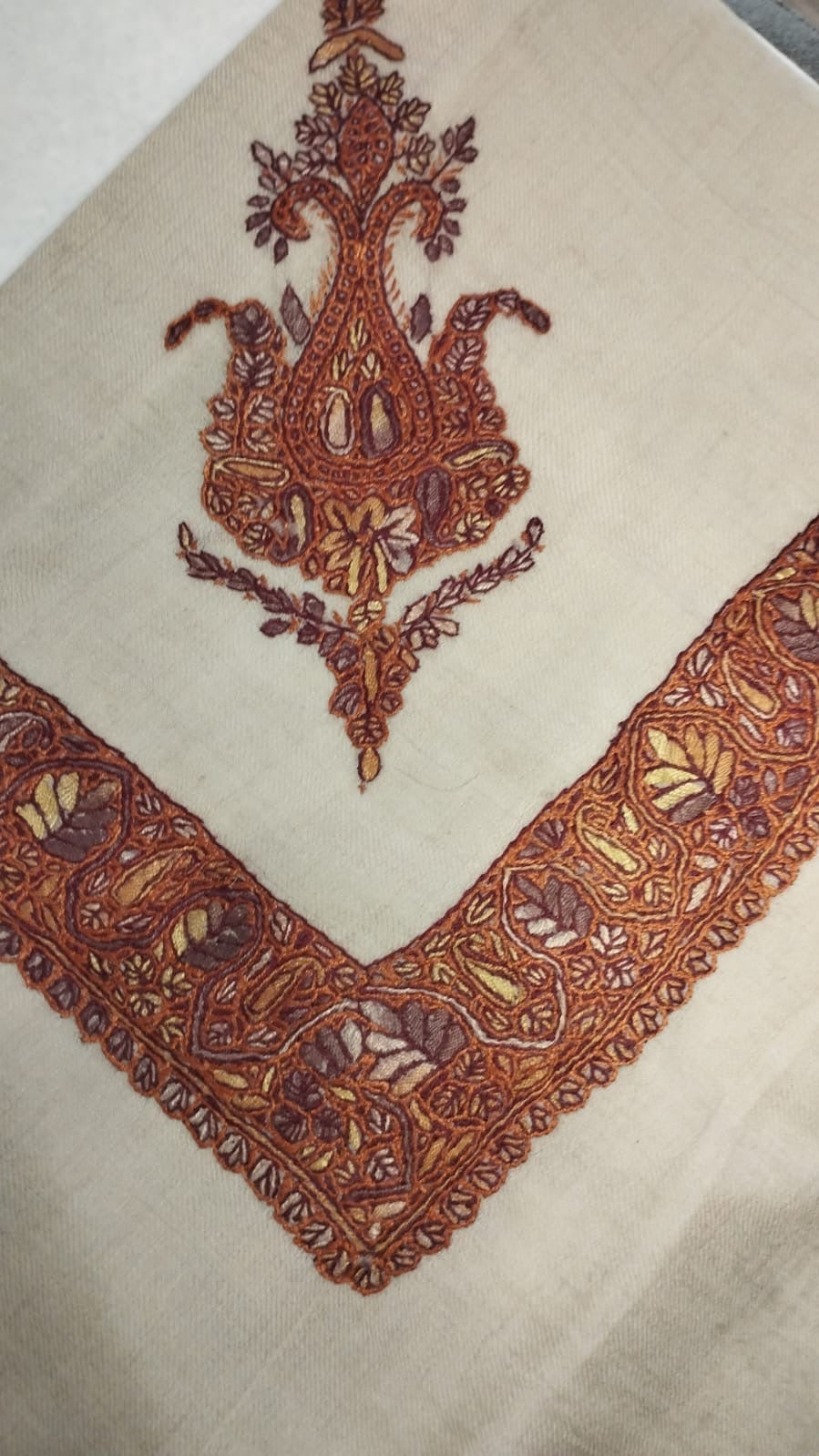 Qirfa Kashmiri pashmina ghutra corner seen on the diagonal, the border meeting in a point below the motif