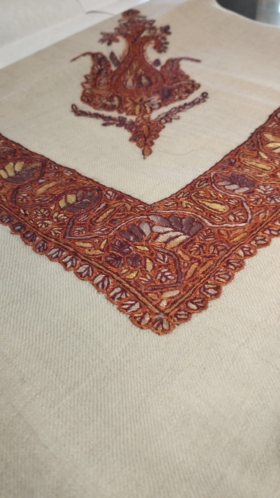 Close-up of the Qirfa Kashmiri pashmina ghutra corner motif and sozni border