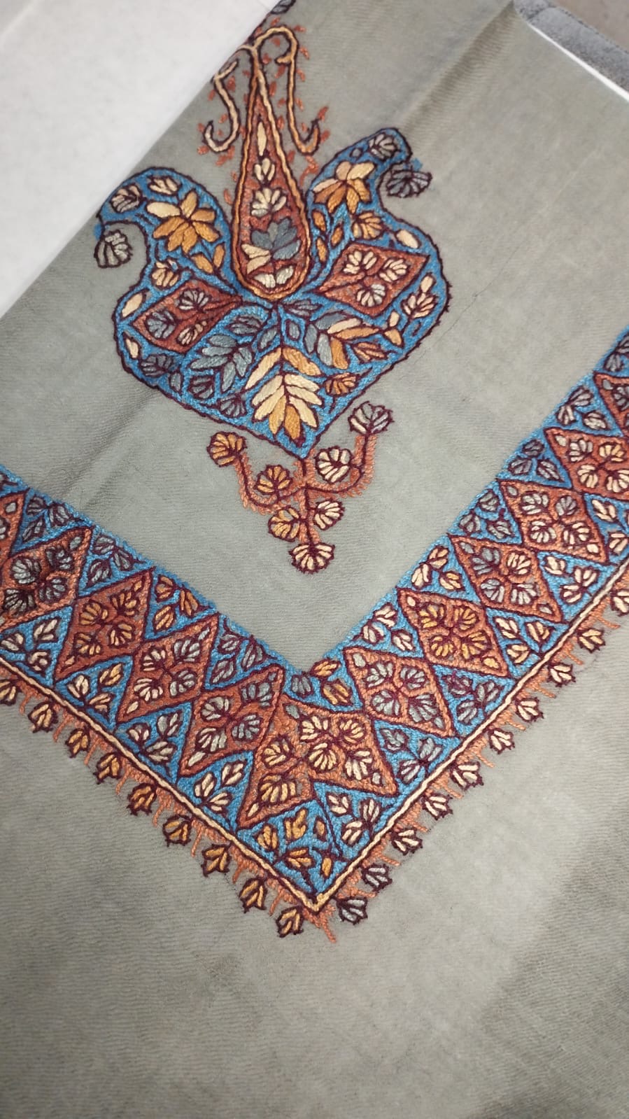 Azraq Kashmiri pashmina ghutra corner seen on the diagonal, the border meeting in a point below the motif