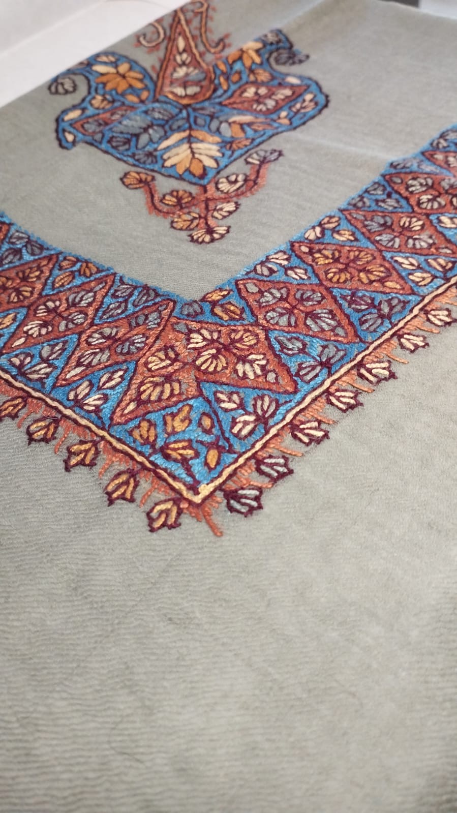 Close-up of the Azraq Kashmiri pashmina ghutra corner motif and sozni border