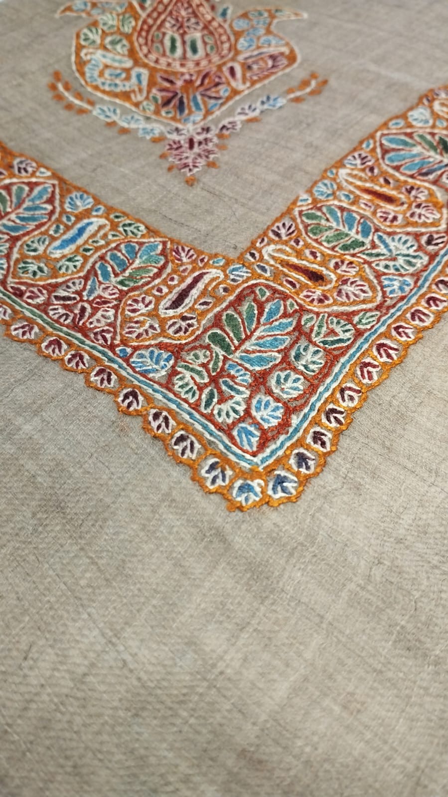 Close-up of the Asal Kashmiri pashmina ghutra corner motif and sozni border