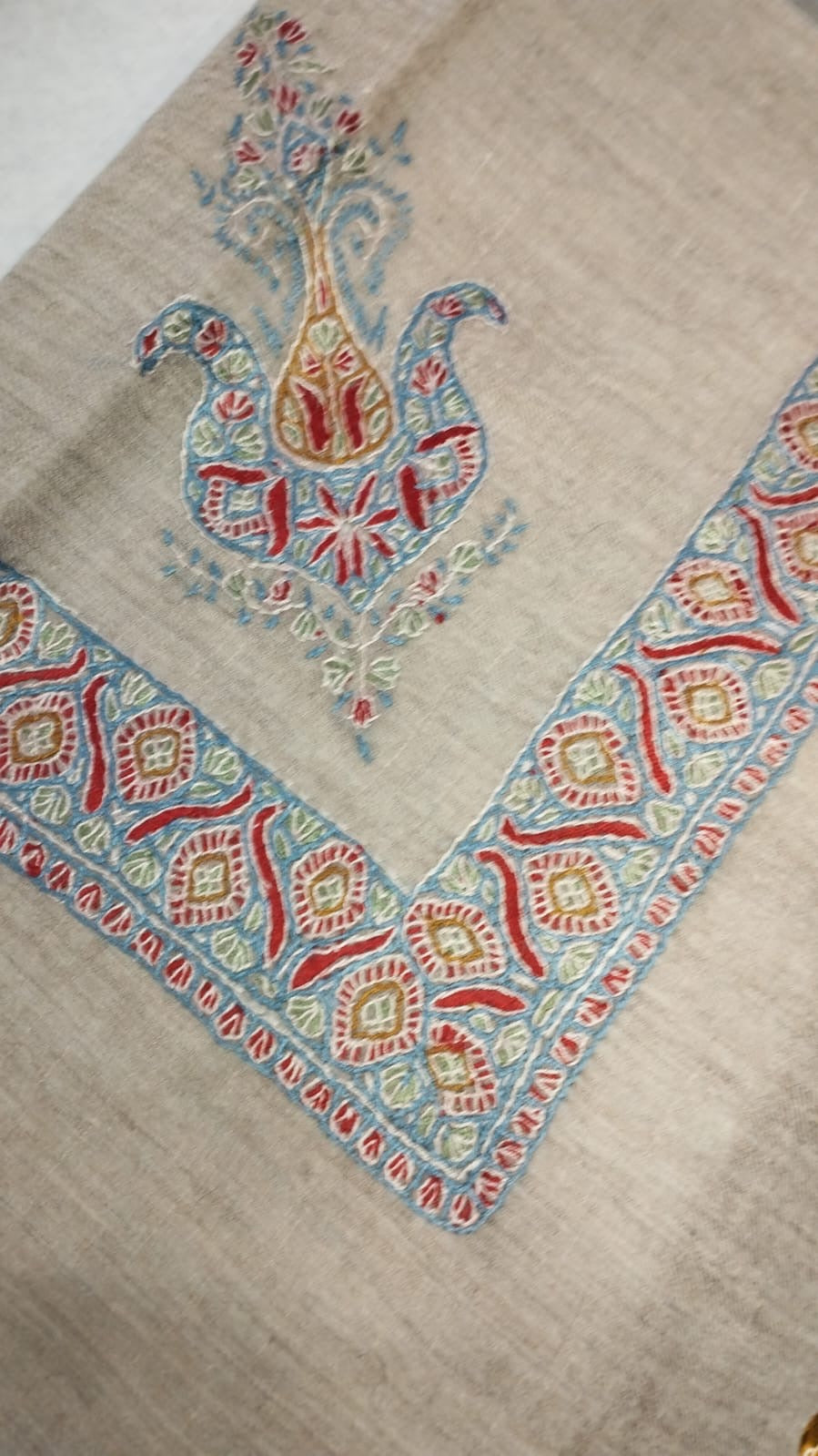 Mawj Kashmiri pashmina ghutra corner seen on the diagonal, the border meeting in a point below the motif