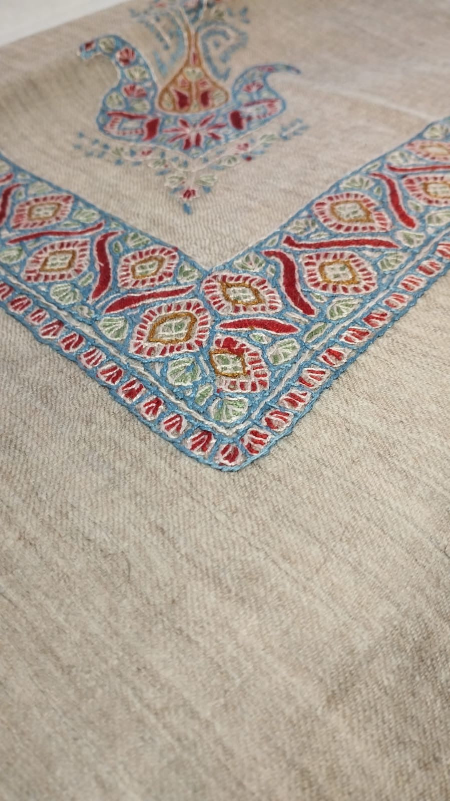 Close-up of the Mawj Kashmiri pashmina ghutra corner motif and sozni border