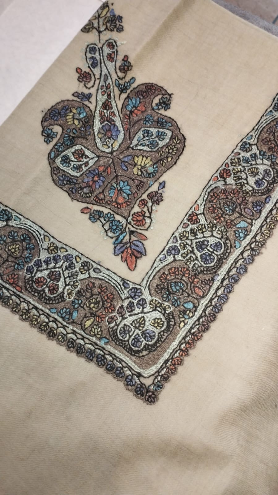 Abanus Kashmiri pashmina ghutra corner seen on the diagonal, the border meeting in a point below the motif