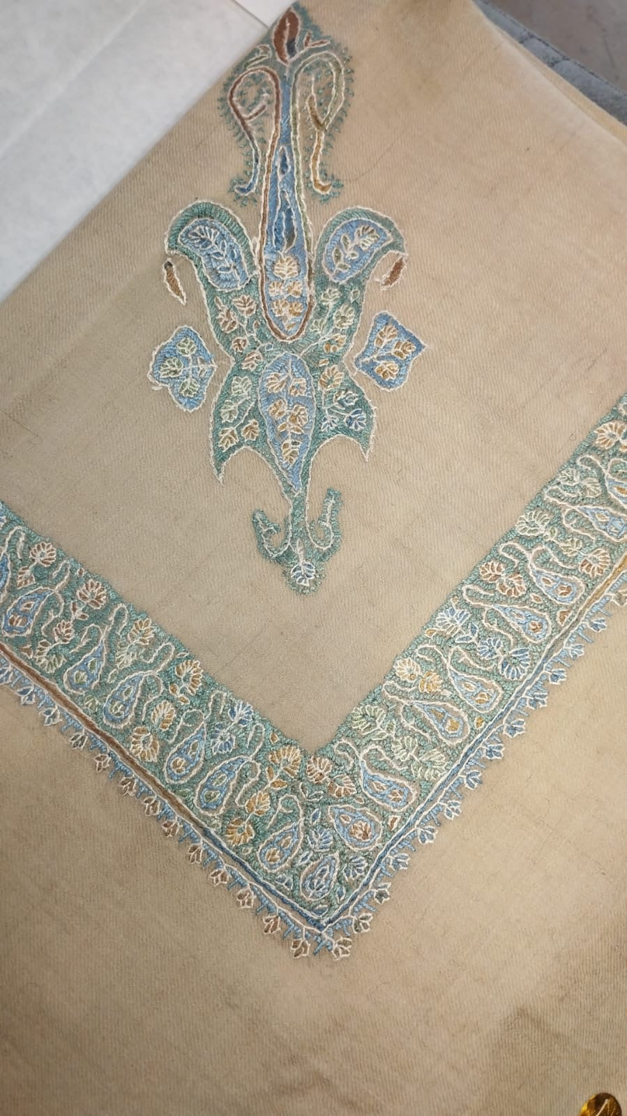 Khalij Kashmiri pashmina ghutra corner seen on the diagonal, the border meeting in a point below the motif