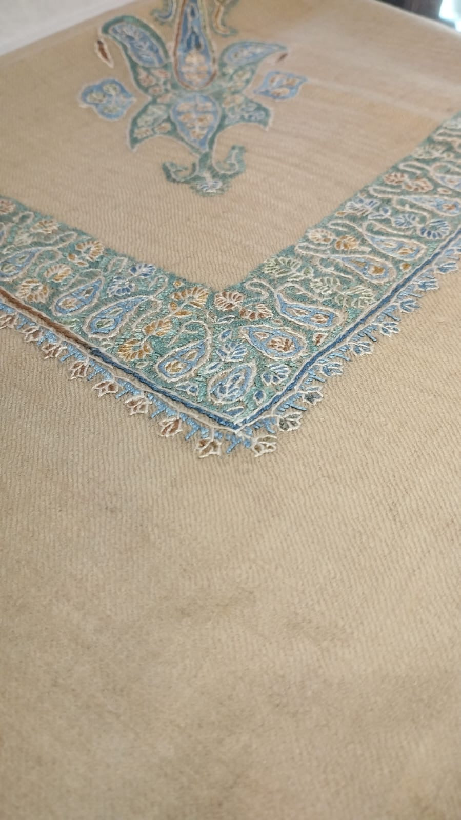 Close-up of the Khalij Kashmiri pashmina ghutra corner motif and sozni border