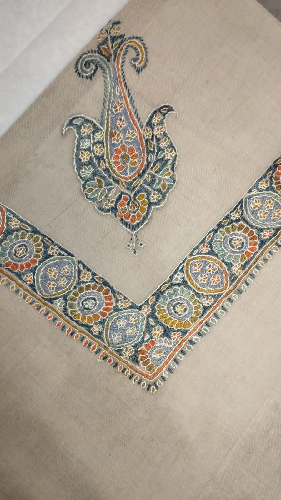 Yamm Kashmiri pashmina ghutra corner seen on the diagonal, the border meeting in a point below the motif