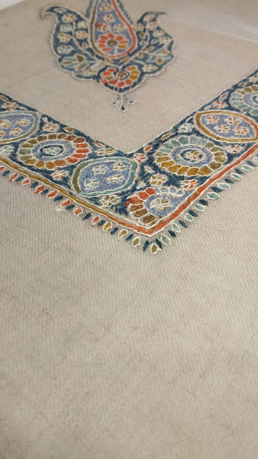 Close-up of the Yamm Kashmiri pashmina ghutra corner motif and sozni border