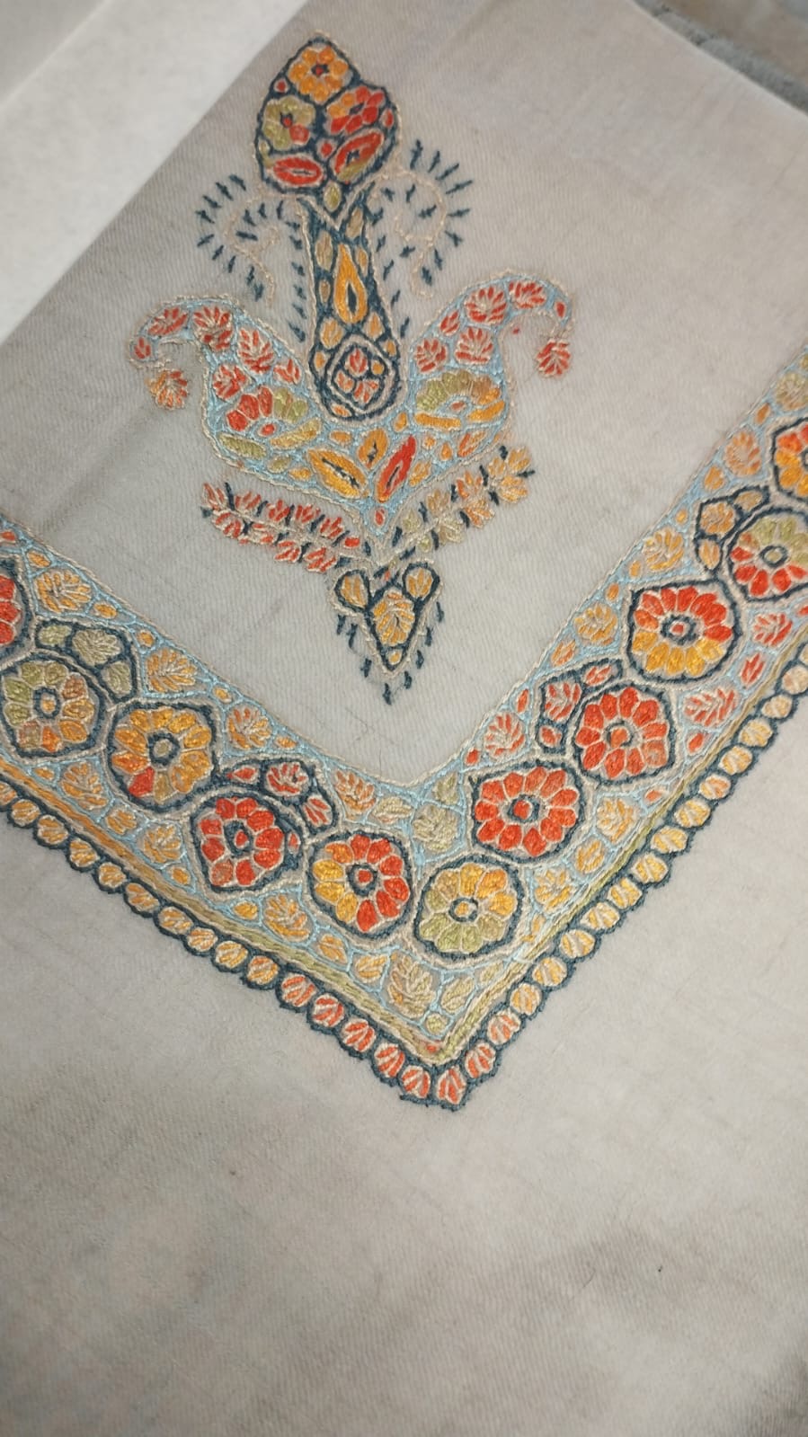 Shurooq Kashmiri pashmina ghutra corner seen on the diagonal, the border meeting in a point below the motif