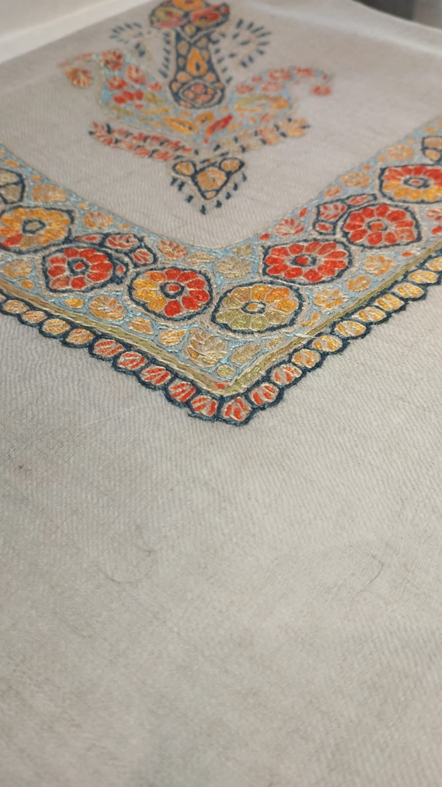 Close-up of the Shurooq Kashmiri pashmina ghutra corner motif and sozni border