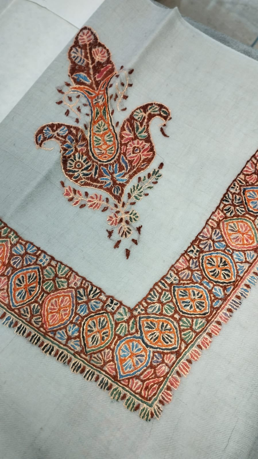 Fuwwa Kashmiri pashmina ghutra corner seen on the diagonal, the border meeting in a point below the motif