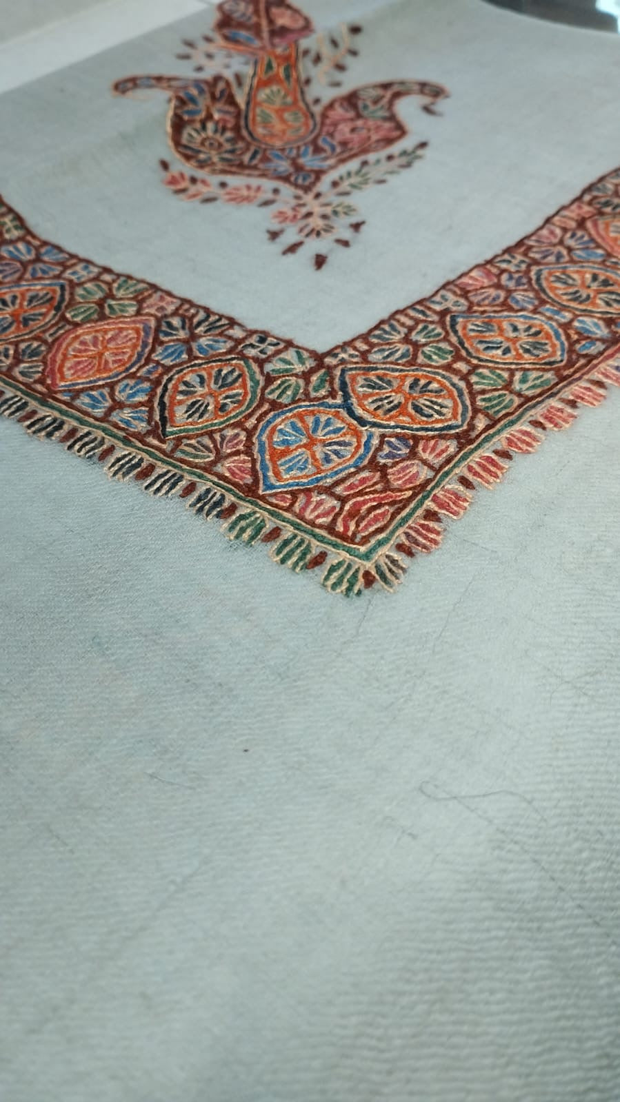 Close-up of the Fuwwa Kashmiri pashmina ghutra corner motif and sozni border