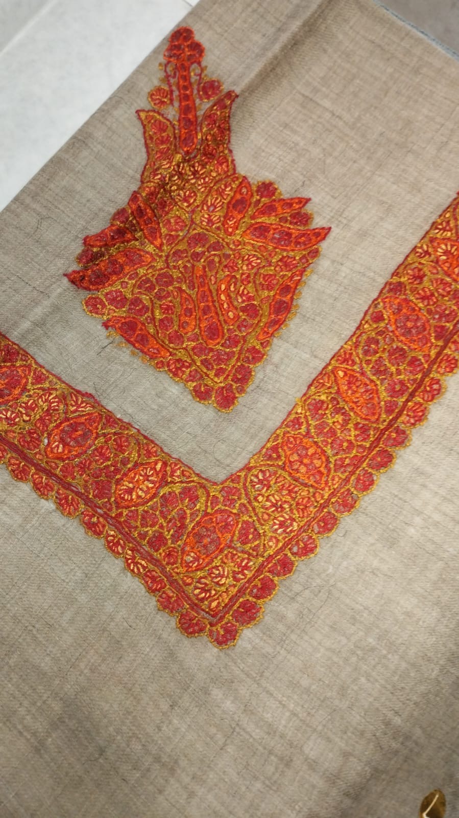 Shula Kashmiri pashmina ghutra corner seen on the diagonal, the border meeting in a point below the motif