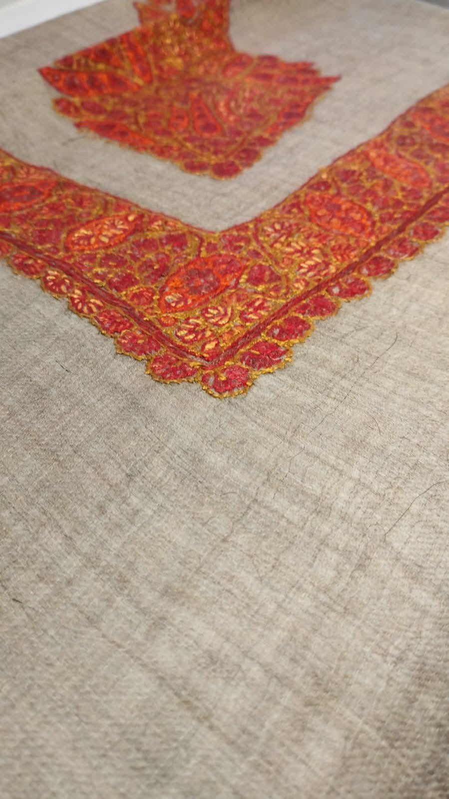 Close-up of the Shula Kashmiri pashmina ghutra corner motif and sozni border
