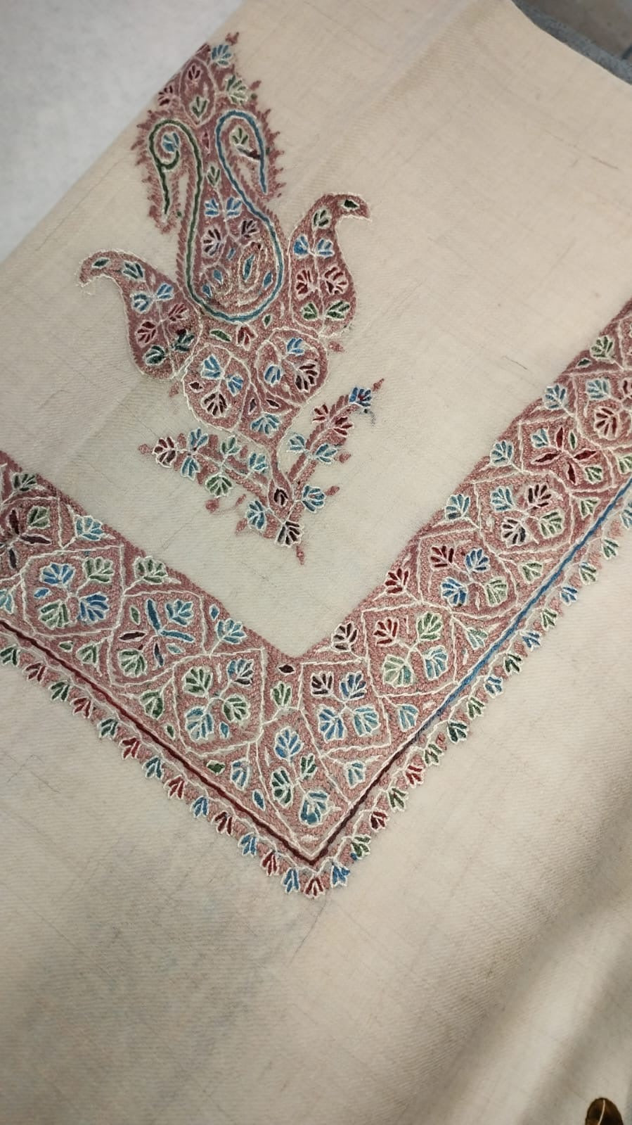 Taifi Kashmiri pashmina ghutra corner seen on the diagonal, the border meeting in a point below the motif
