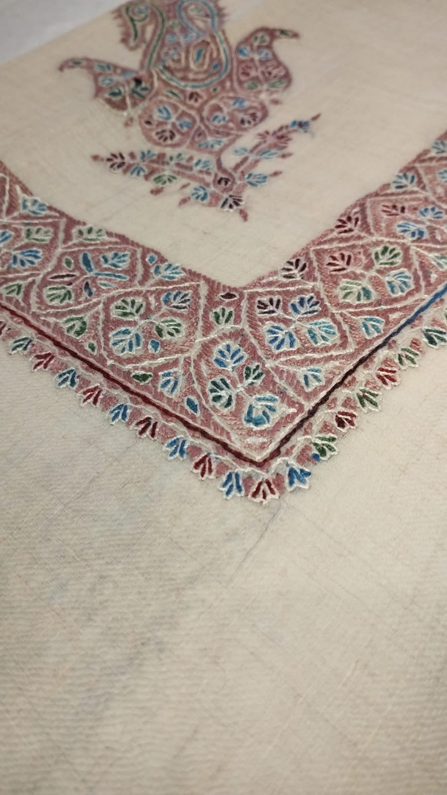 Close-up of the Taifi Kashmiri pashmina ghutra corner motif and sozni border