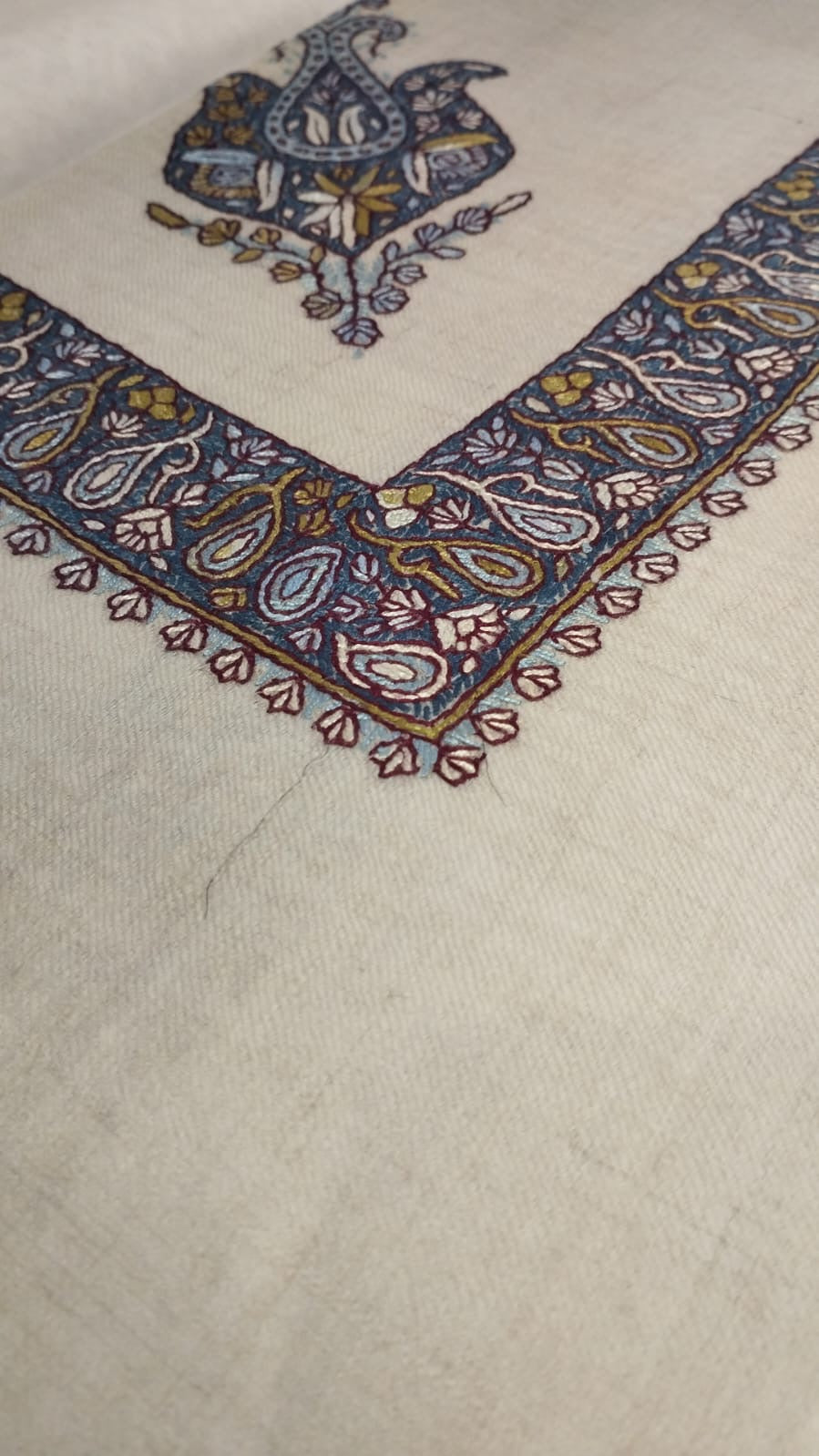 Close-up of the Nujoom Kashmiri pashmina ghutra corner motif and sozni border