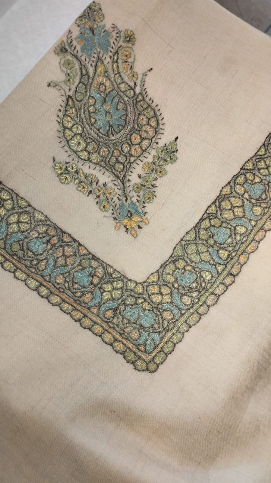 Waha Kashmiri pashmina ghutra corner seen on the diagonal, the border meeting in a point below the motif