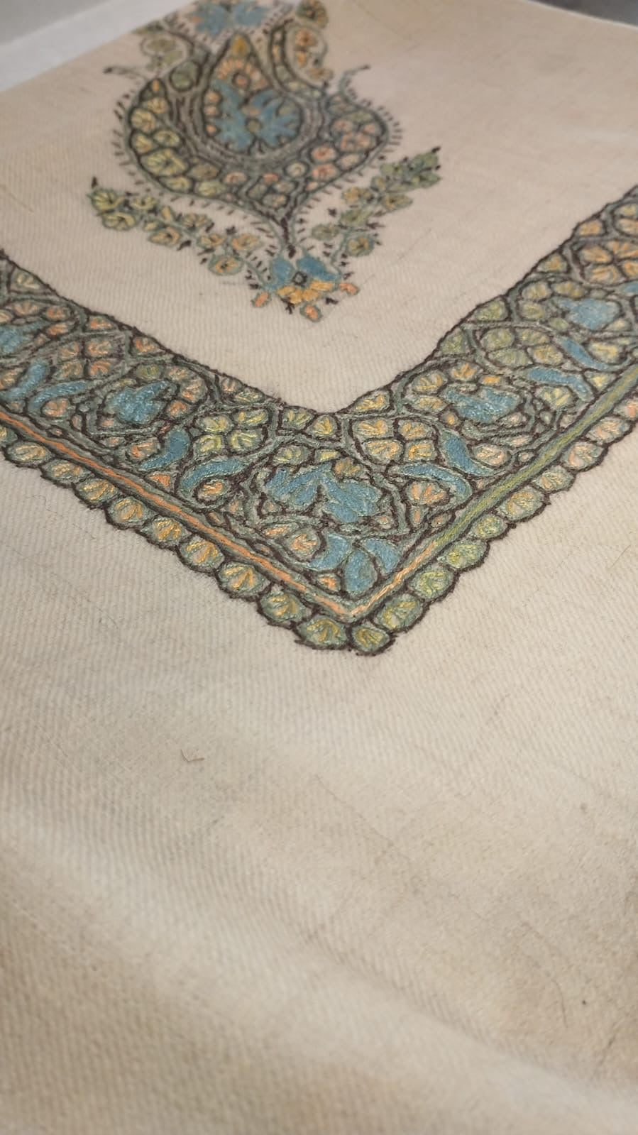 Close-up of the Waha Kashmiri pashmina ghutra corner motif and sozni border
