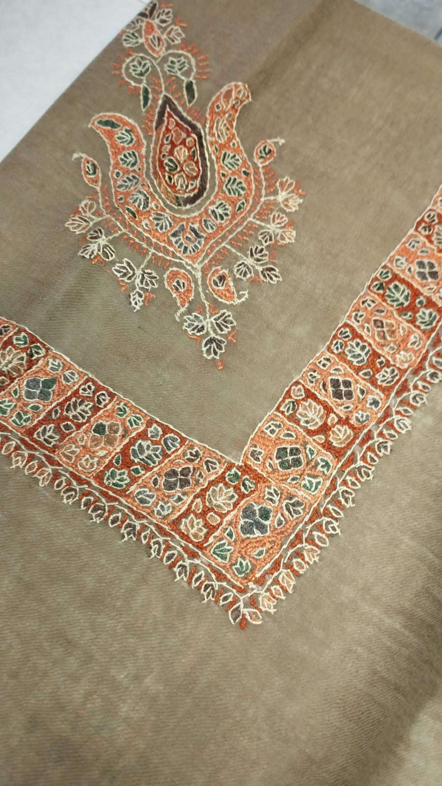 Kammun Kashmiri pashmina ghutra corner seen on the diagonal, the border meeting in a point below the motif