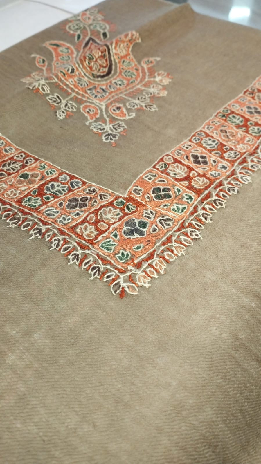Close-up of the Kammun Kashmiri pashmina ghutra corner motif and sozni border