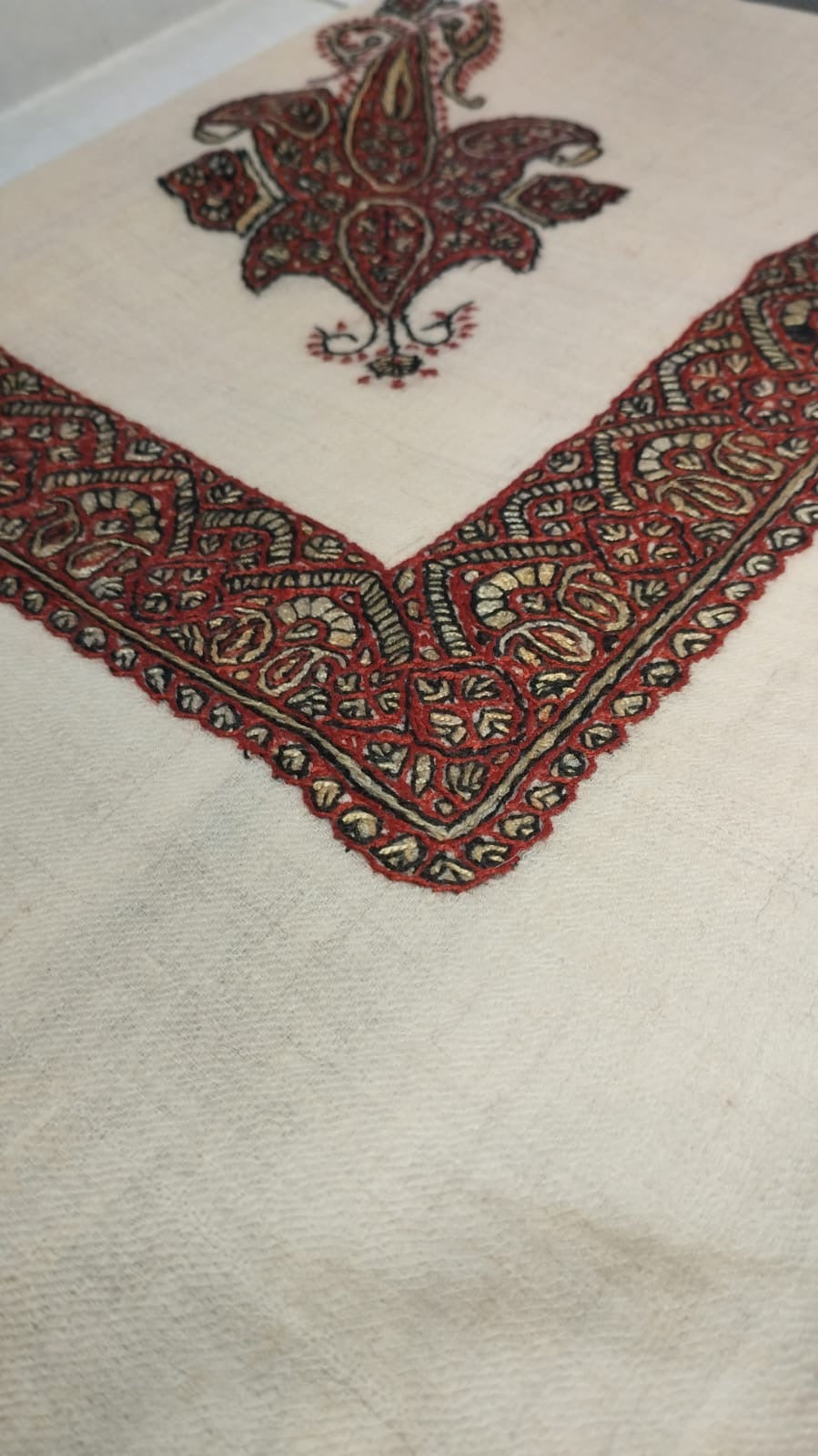 Close-up of the Unnab Kashmiri pashmina ghutra corner motif and sozni border