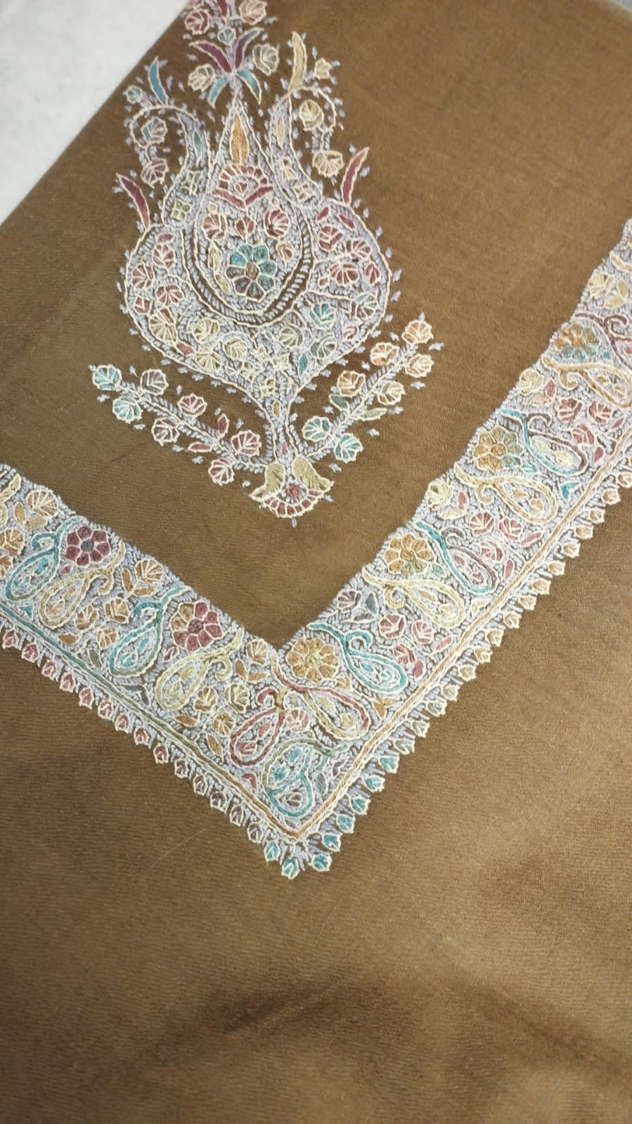 Lulu Kashmiri pashmina ghutra corner seen on the diagonal, the border meeting in a point below the motif