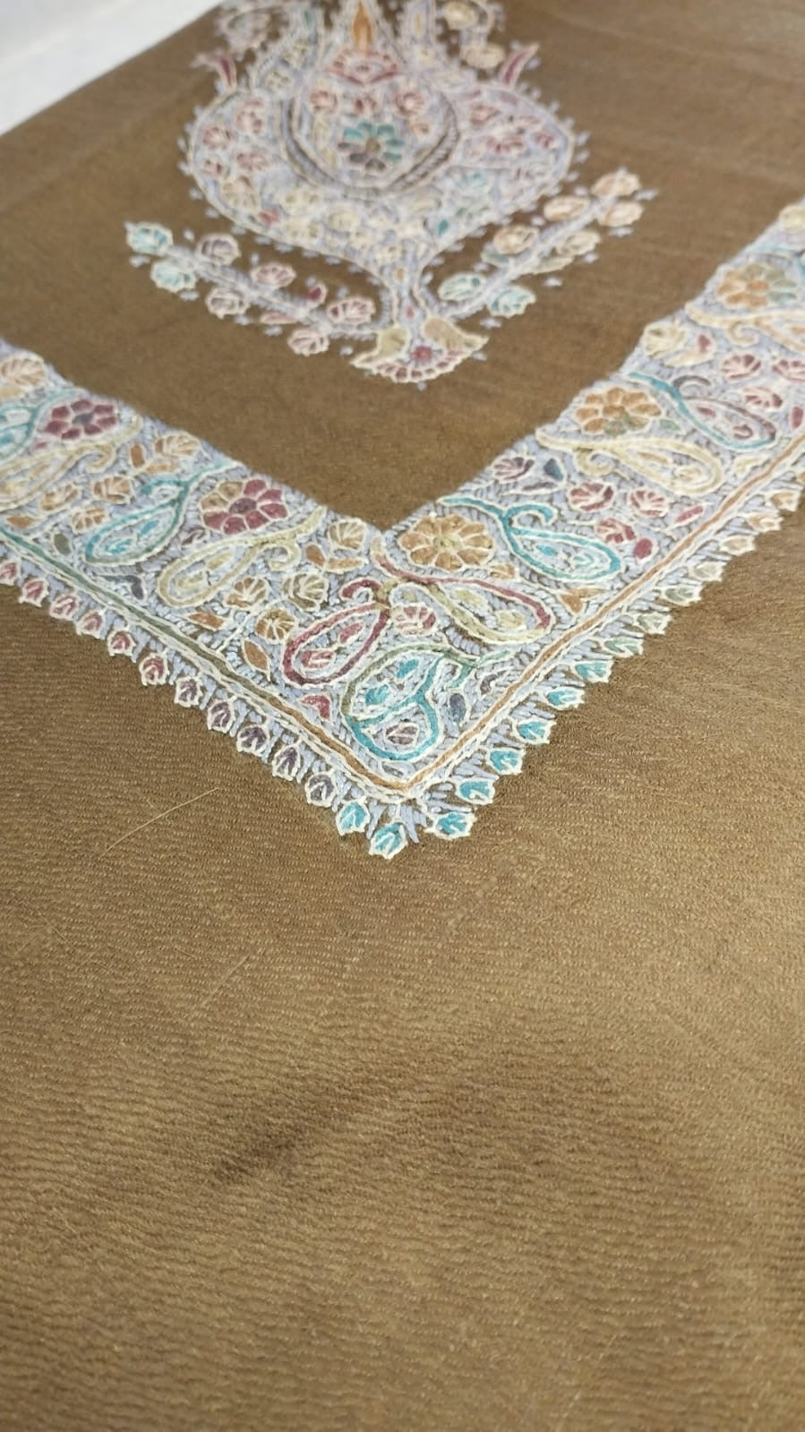Close-up of the Lulu Kashmiri pashmina ghutra corner motif and sozni border