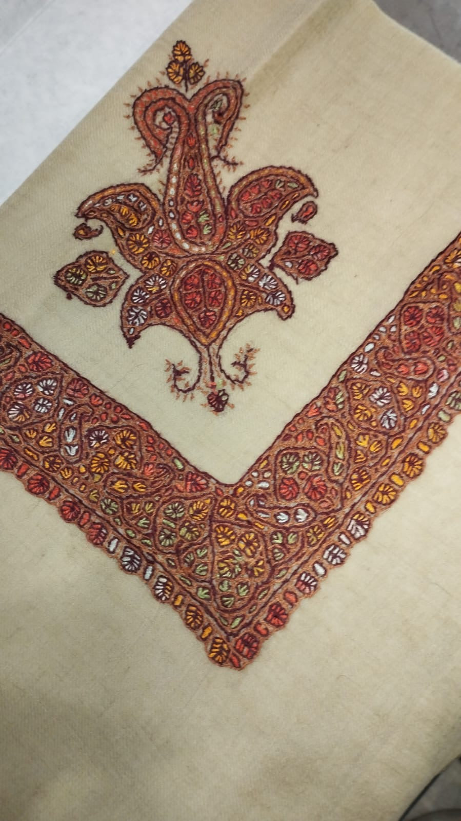 Mishal Kashmiri pashmina ghutra corner seen on the diagonal, the border meeting in a point below the motif